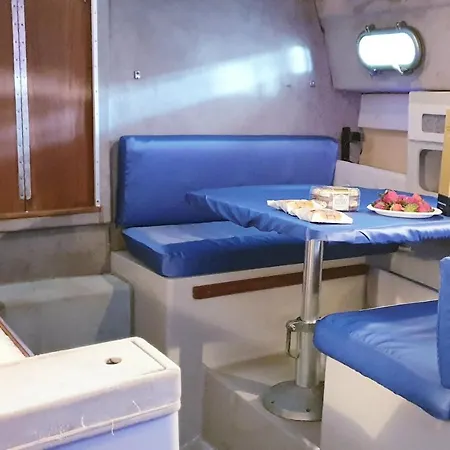 Unique Boat & Breakfast In Maggiore Botel